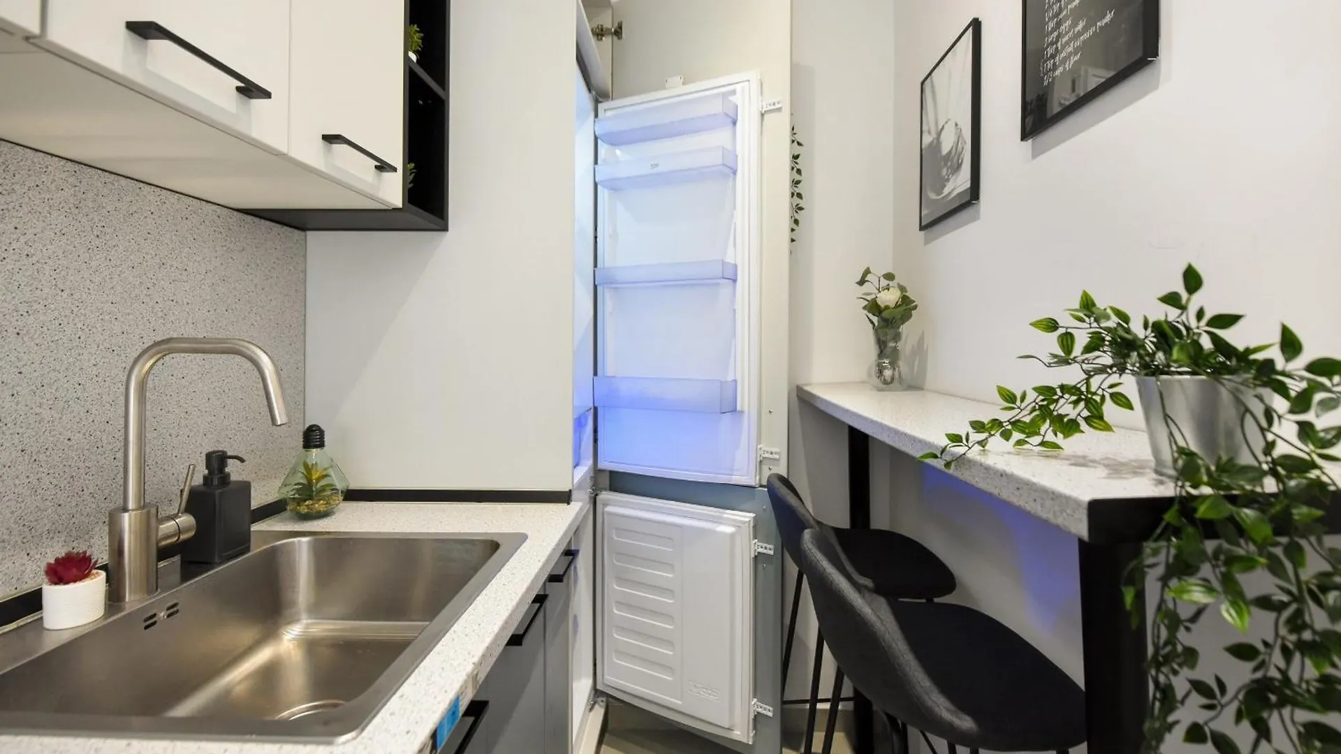 Apartment Comfy 1Br With Balcony In Central Bucharest Romania